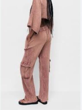 Pull & Bear Textured Wide Leg Cargo Pants in a Washed Mauve Pink Hue. Size Small